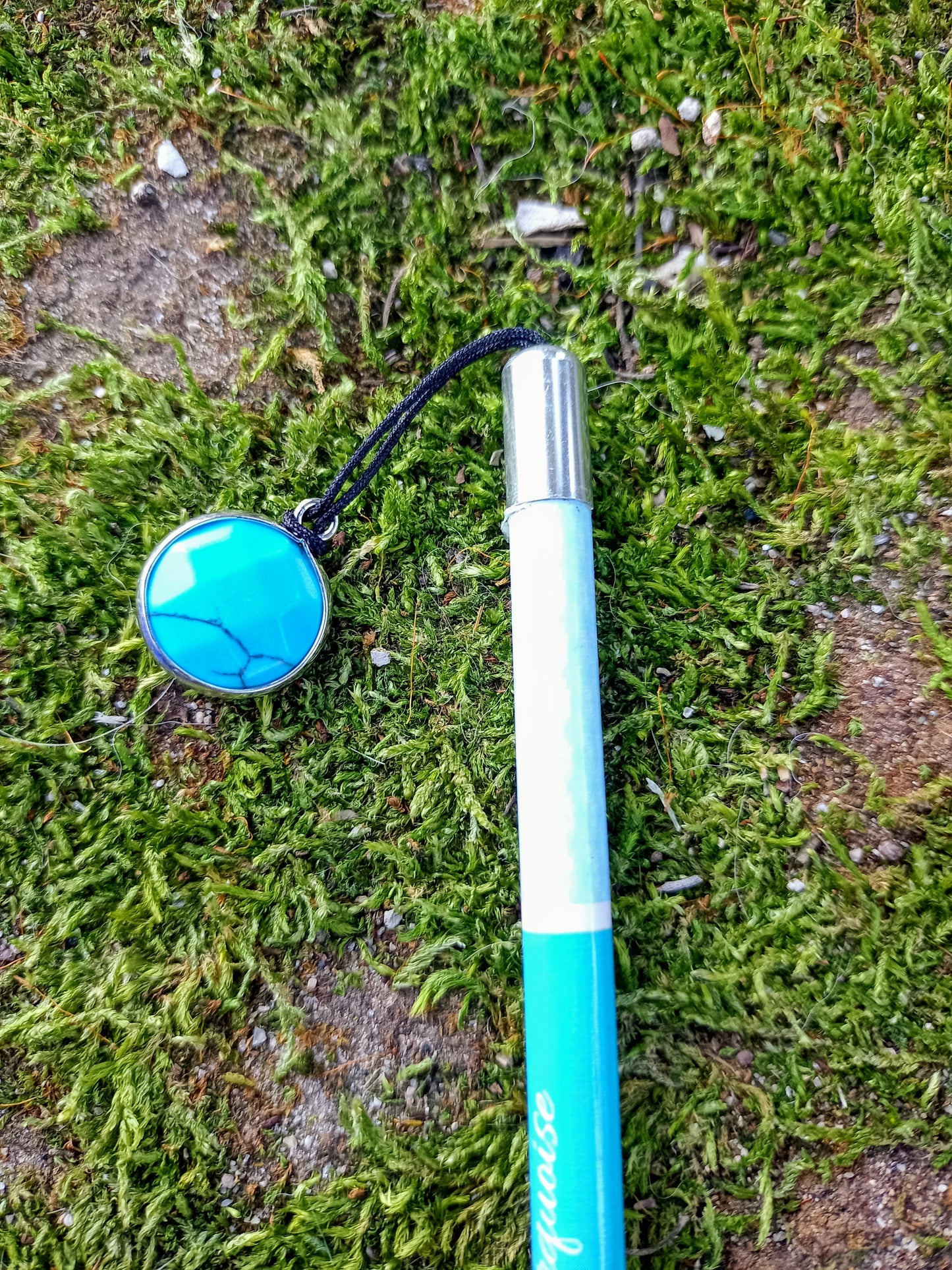 Crayon et Howlite teintée Bleue