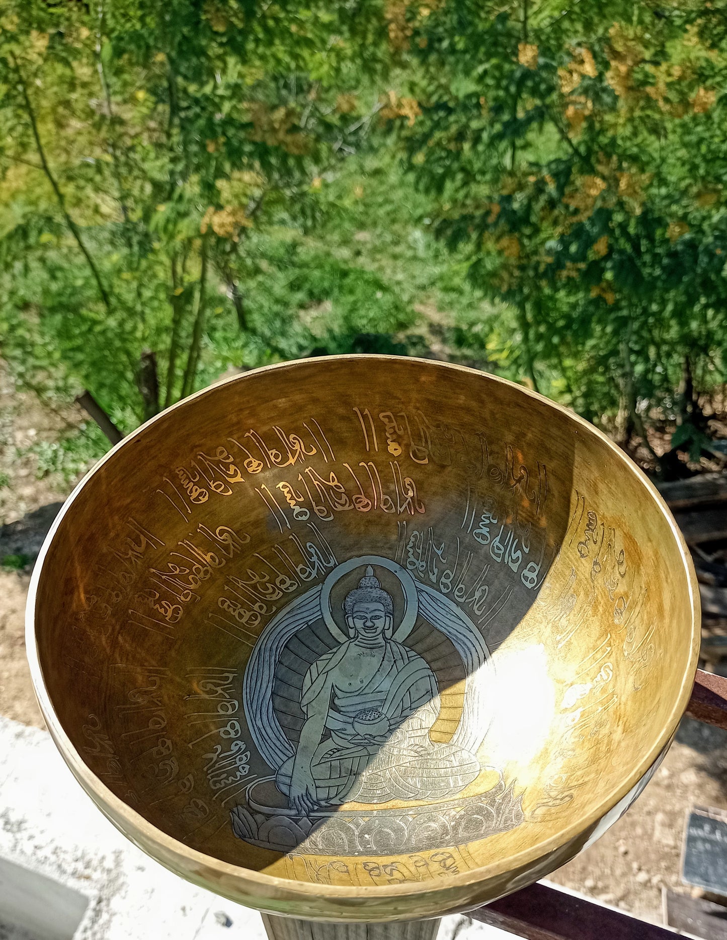 Tibetan singing bowl engraved Buddha 21 cm