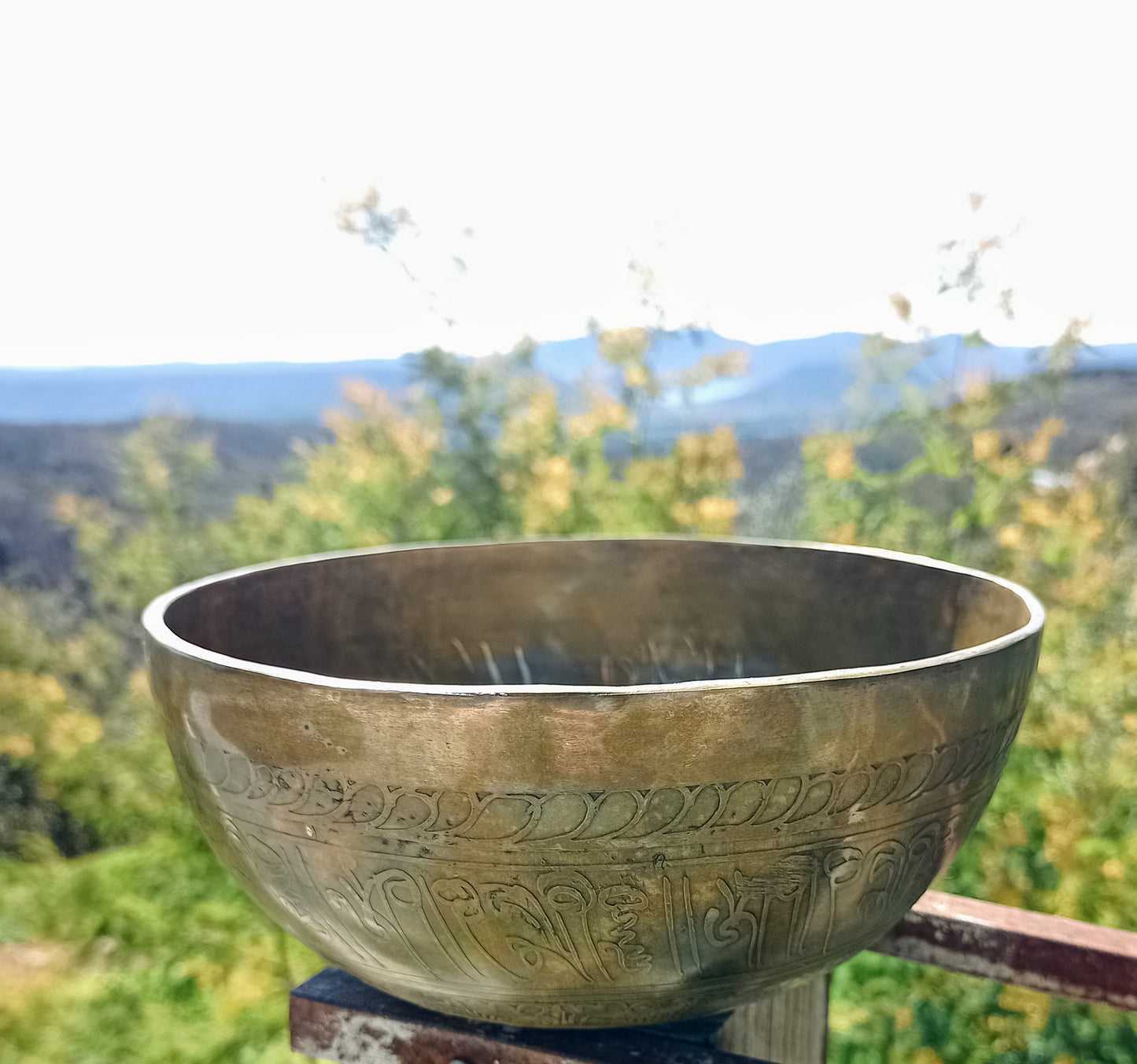 Tibetan singing bowl engraved Buddha 19 cm