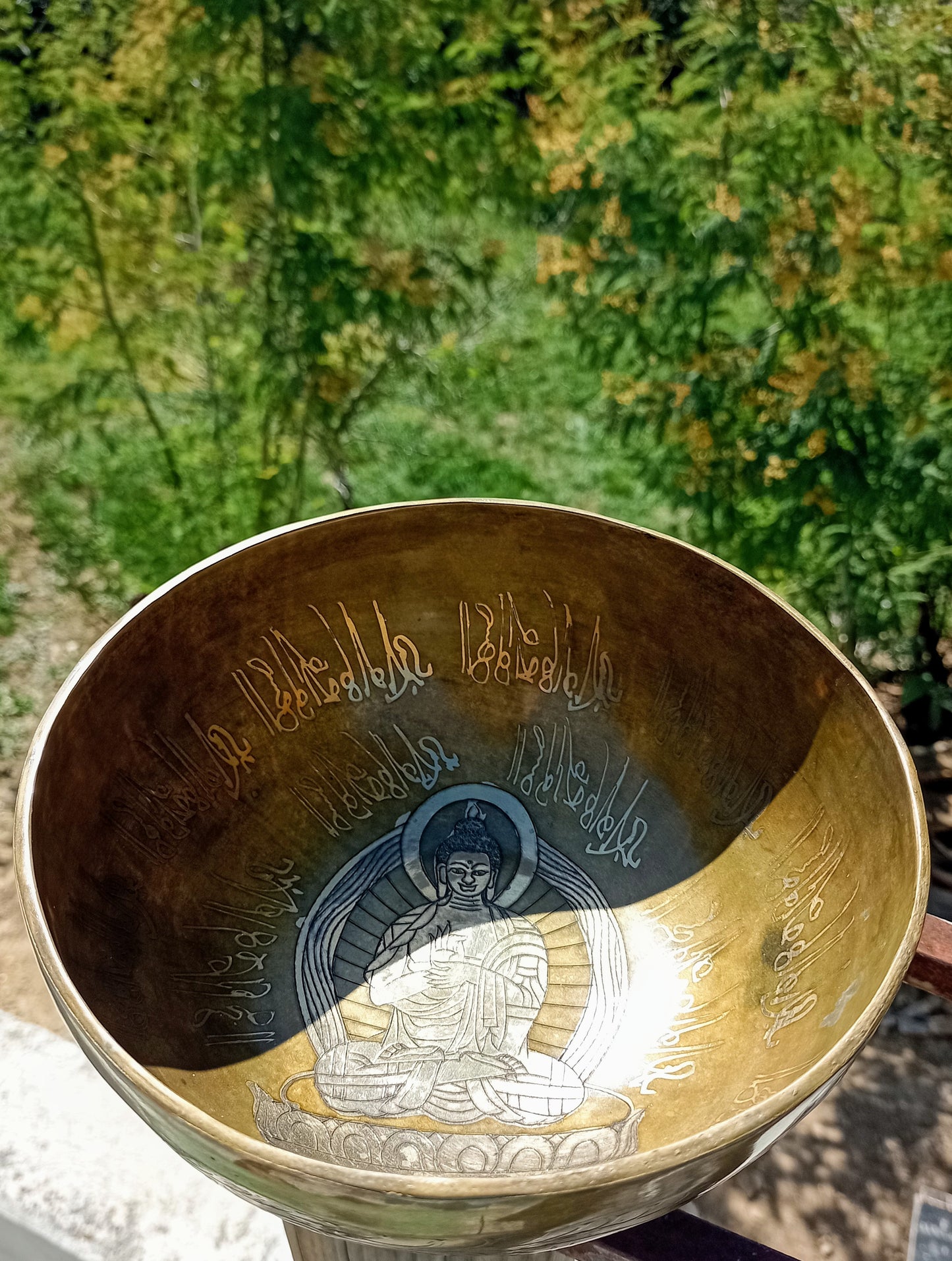 Tibetan singing bowl engraved Buddha 19 cm