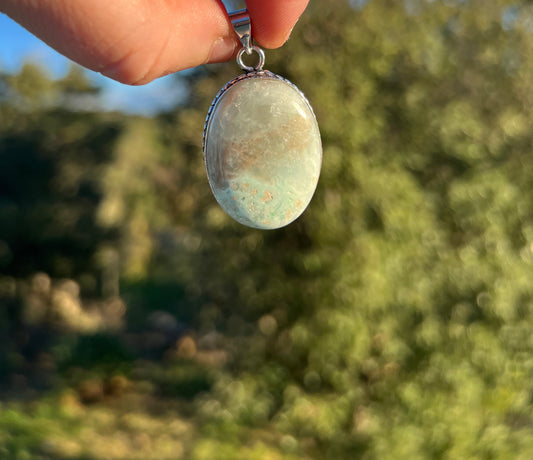 Pendentif en Pierre de Lune verte ou Garniérite