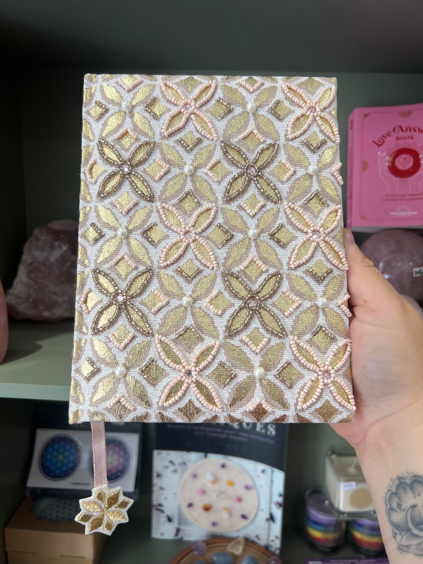 Cahier - carnet velours géométrie et broderies en perles rose et doré