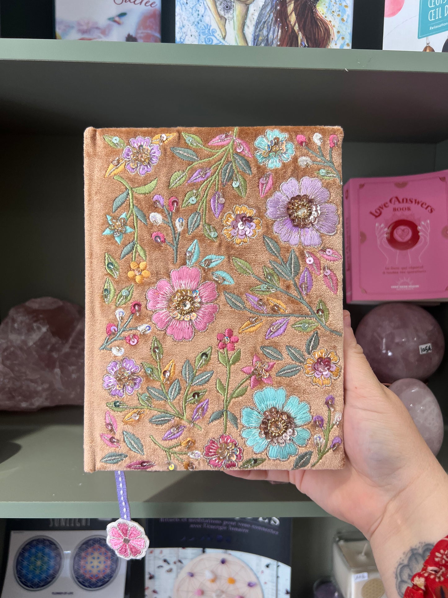 Cahier - carnet velours Fleurs et broderies en perles rose